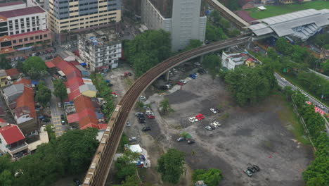 Tagespanorama-Der-Stadt-Kuala-Lumpur,-Malaysia-Mit-Eisenbahn-Und-Vorbeifahrendem-Zug