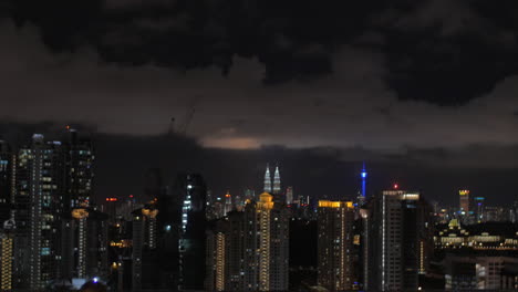 Frau-Genießt-Nächtliche-Aussicht-Auf-Kuala-Lumpur-Vom-Pool-Auf-Dem-Dach