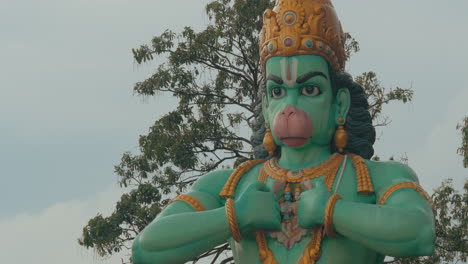 Vista-De-La-Estatua-De-Hanuman-En-Las-Cuevas-De-Batu-Kuala-Lumpur-Malasia