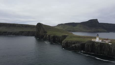 Drohnenperspektive-Einer-Dramatischen-Landzunge-An-Der-Westküste-Der-Isle-Of-Skye-In-Schottland:-Neist-Point