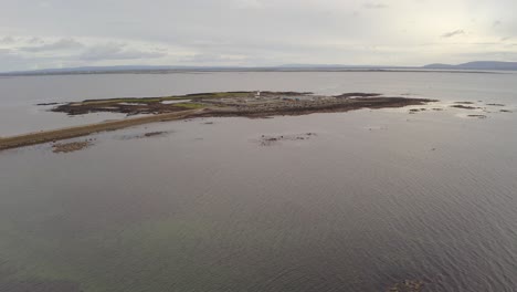 Drohne-Steigt-Zur-Abwasseraufbereitungsanlage-Von-Mutton-Island-In-Der-Bucht-Von-Galway-Auf
