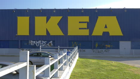 En-Un-Día-Soleado-Se-Ve-La-Pared-De-La-Tienda-Ikea.