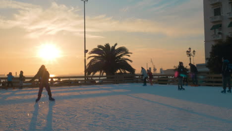 Menschen,-Die-Bei-Sonnenuntergang-In-Griechenland-Schlittschuhlaufen