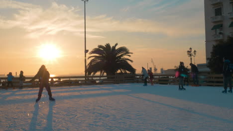 Gente-Patinando-En-La-Pista-De-Hielo-Al-Atardecer-Grecia