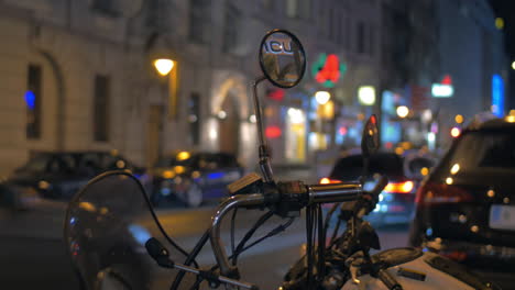 In-Wien,-Österreich,-Am-Abend-Auf-Der-Straße-Gesehener-Spiegel-Eines-Motorrads