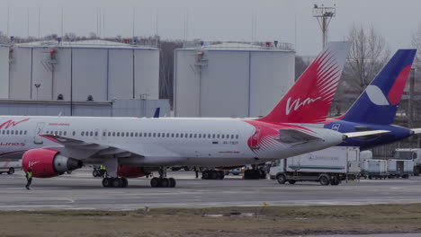 Zeitraffer-Der-Flugzeugwartung-Am-Moskauer-Flughafen-Domodedowo