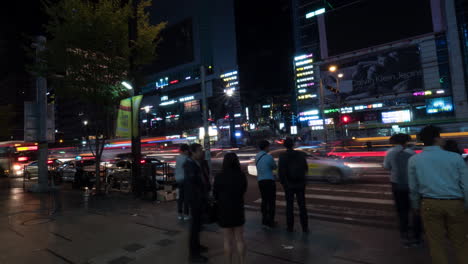 Hyperlapse-Beim-Nächtlichen-Gehen-Auf-Einer-überfüllten-Straße-In-Seoul,-Südkorea