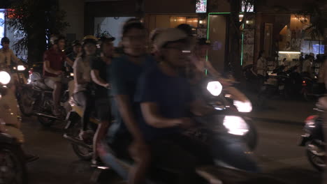 Strom-Von-Fahrrädern-Und-Autos-In-Der-Nacht-Von-Hanoi,-Vietnam