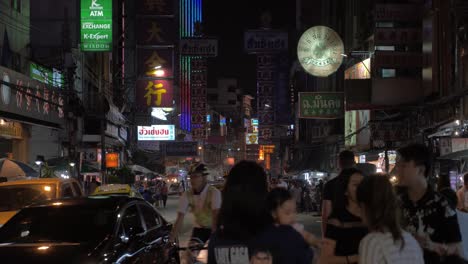 Überfülltes-Chinatown-Mit-Dichtem-Verkehr-In-Der-Nacht-Bangkok