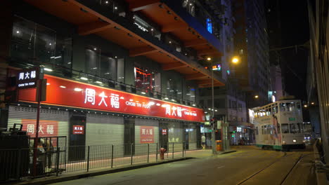 Nacht-Hong-Kong-Straße-Mit-Vorbeifahrender-Doppeldecker-Straßenbahn