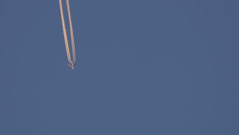 Vista-Lejana-Del-Avión-Volando-En-El-Cielo