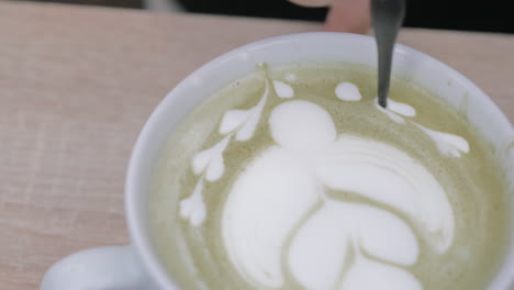 Blumenbild-Auf-Latte-Matcha