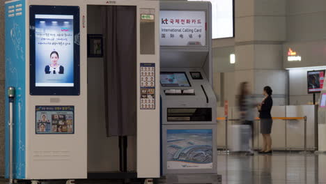 Timelapse-De-Personas-Caminando-Por-Máquinas-De-Autoservicio-En-El-Aeropuerto