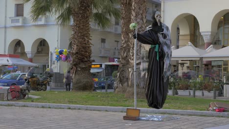 Personaje-Fantasma-Ganando-Dinero-En-La-Calle