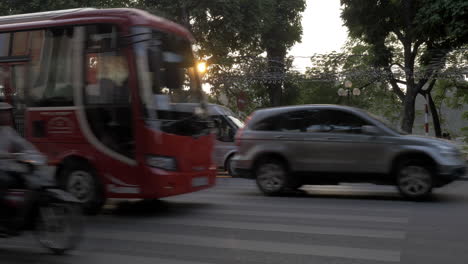 Timelapse-Del-Tráfico-De-Motos-Y-Automóviles-En-La-Autopista-De-Hanoi,-Vietnam.