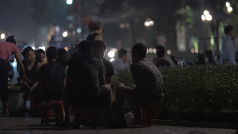 Menschen-Essen-Und-Trinken-Im-Straßencafé-Hanoi-Vietnam
