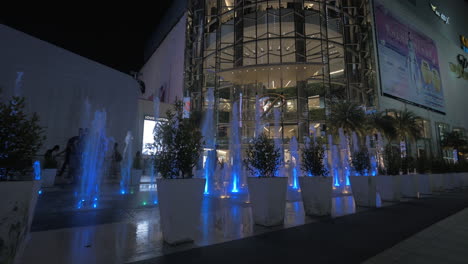 Bunte-Tanzende-Springbrunnen-In-Der-Nacht-Von-Bangkok,-Thailand