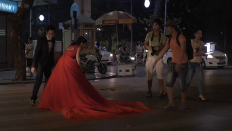 Recién-Casados-Haciendo-Fotos-En-La-Carretera-Hanoi-Vietnam