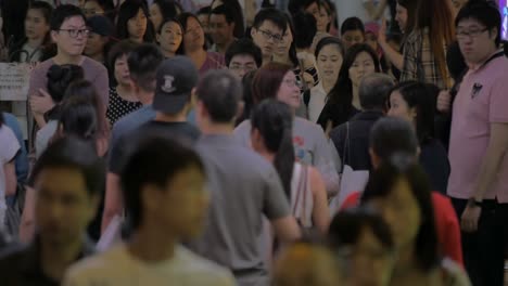 Strom-Von-Menschen-In-Der-Straße-Von-Hongkong