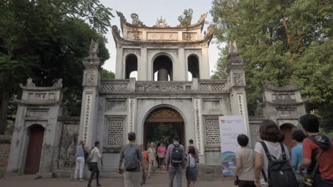 Gente-En-La-Puerta-Principal-Del-Templo-De-La-Literatura-En-Hanoi,-Vietnam