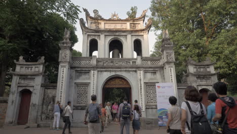 Menschen-Am-Haupttor-Des-Literaturtempels-In-Hanoi,-Vietnam