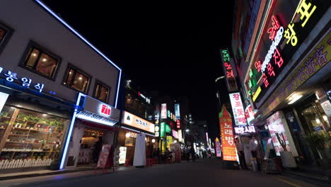 Timelapse-De-Personas-Y-Automóviles-En-La-Calle-Iluminada-De-Noche-En-Seúl,-Corea-Del-Sur