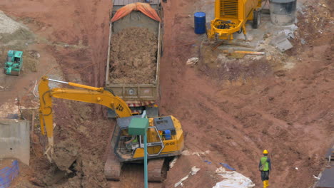 Timelapse-of-excavator-loading-truck