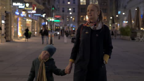 Madre-E-Hijo-Caminando-En-La-Calle-Comercial-De-Viena,-Austria.