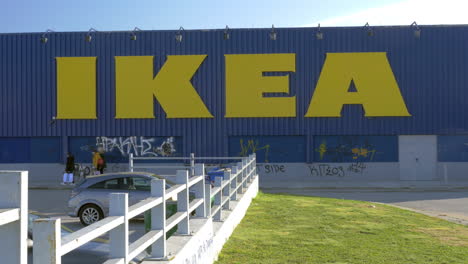 IKEA-Laden-Mit-Graffiti-An-Den-Wänden