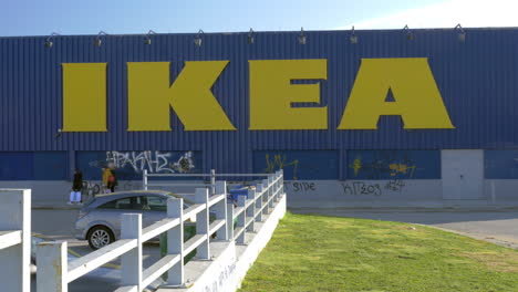 Tienda-Ikea-Con-Graffitis-En-Las-Paredes.