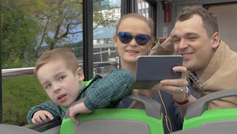 In-Wien,-Österreich,-Fährt-Eine-Junge-Familie-Mit-Einem-Kleinen-Sohn-In-Einem-Offenen-Bus