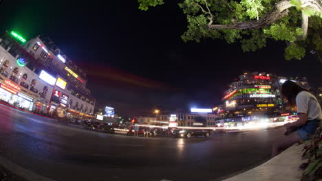 Zeitrafferaufnahme-Des-Nächtlichen-Verkehrs-Auf-Dem-Hanoi-Platz-In-Vietnam