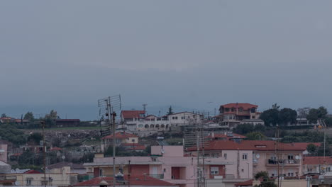 Zeitraffer-In-Nea-Kallikratia-Griechenland-Bei-Sonnenuntergang-Gesehen-Dächer-Von-Häusern-Mit-Antennen-Und-Dem-Olymp