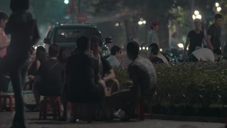 Vendiendo-Comida-En-Las-Calles-De-Hanoi-Vietnam