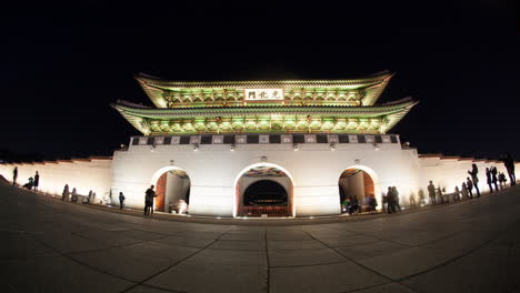 Timelapse-of-people-at-Seoul-landmark-Gwanghwamun-Gate-at-night