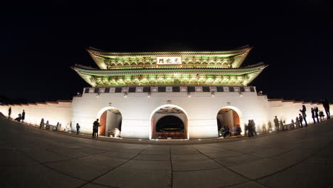 Zeitraffer-Von-Menschen-Am-Seouler-Wahrzeichen-Gwanghwamun-Tor-Bei-Nacht