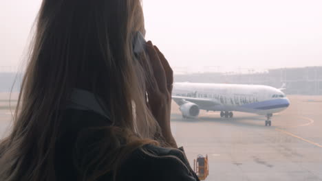 Businesswoman-talking-on-phone-before-the-flight