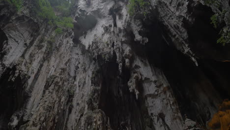 In-Batu-Höhlen-Gesehene-Höhle-Mit-Stalaktiten-Und-Wandertouristen-In-Der-Nähe-Des-Heiligen-Tempels