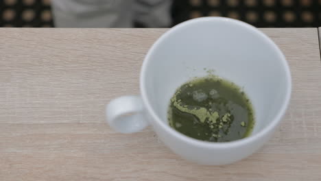 Making-matcha-tea-in-a-cafe