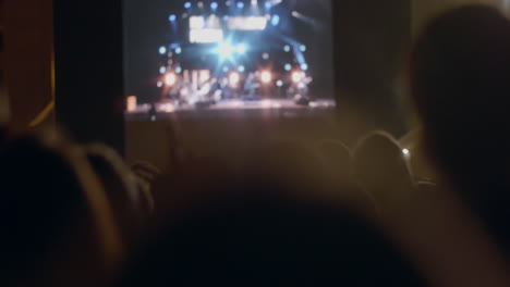 Cantante-Tocando-Con-La-Guitarra-Durante-Un-Concierto-Dedicado-A-La-Banda-Kino.