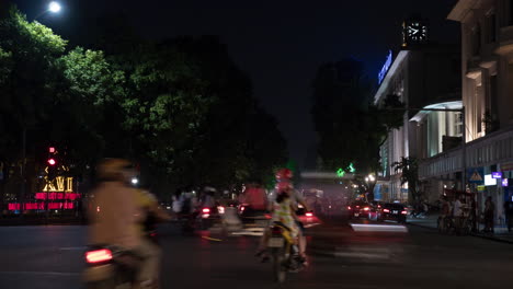 Timelapse-De-La-Ciudad-Nocturna-Vista-Carretera-Transitada-Con-Coches-Pasando,-Motocicletas-Y-Ciclistas