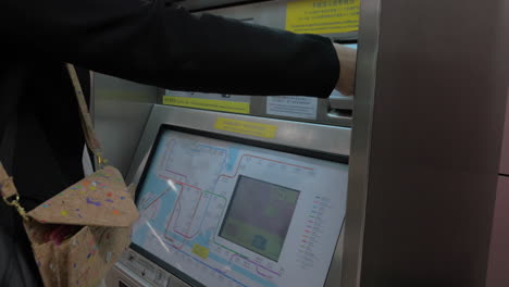 Frau-Benutzt-Selbstbedienungsautomaten-In-Der-U-Bahn-Von-Hongkong