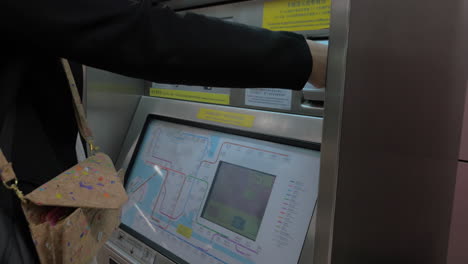 Mujer-Usando-Máquina-De-Autoservicio-En-El-Metro-De-Hong-Kong.