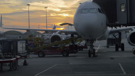 Zeitraffer-Des-Beladens-Eines-Flugzeugs-Bei-Sonnenuntergang