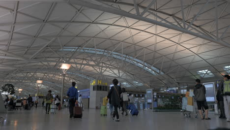 Sala-Con-Gente-En-El-Aeropuerto-Internacional-De-Incheon,-Seúl,-Corea-Del-Sur.