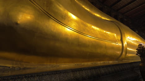 Statue-of-reclining-Buddha-in-Wat-Pho-temple-Bangkok