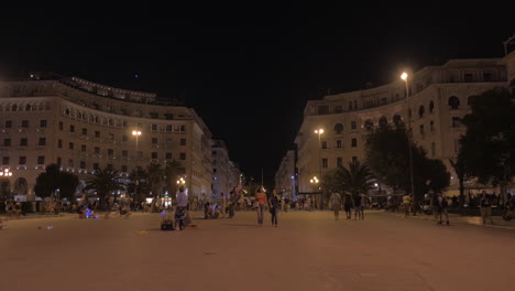 Thessaloniki-Grecia---Agosto-De-202015-La-Gente-Camina-Por-La-Calle-Peatonal-Por-La-Noche