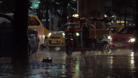 Road-traffic-under-the-rain-in-night-city