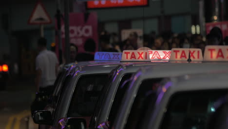 Nachtansicht-Des-Taxischilds-Auf-Wartenden-Taxifahrern