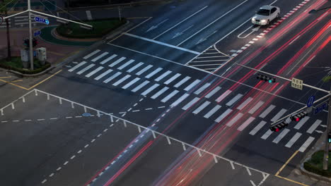 Timelapse-of-night-car-traffic-on-crossroad-in-Seoul-South-Korea